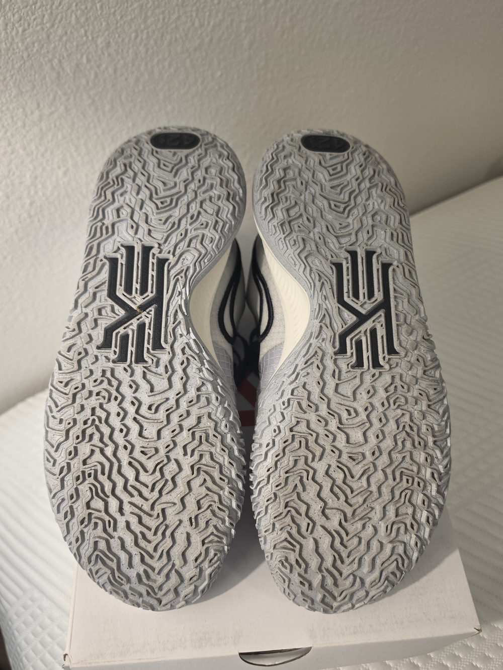 Nike Kyrie Low 4 - Size 9 - Picture 5 of 7